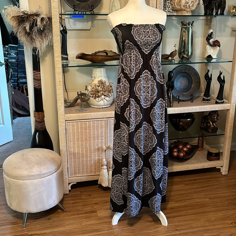 I am sell a Lon maxi dress black and white sleeveless